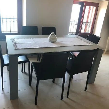 Lona Apartment *